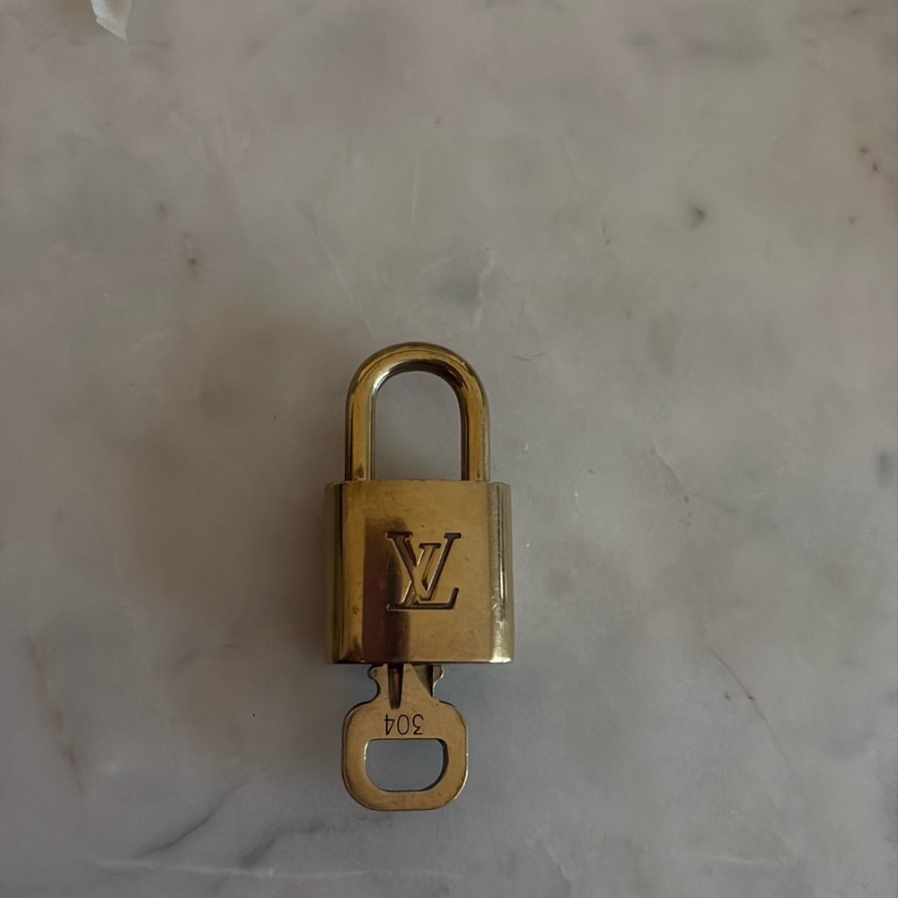 Flash sale 🚨Louis Vuitton LV lock and key # 304